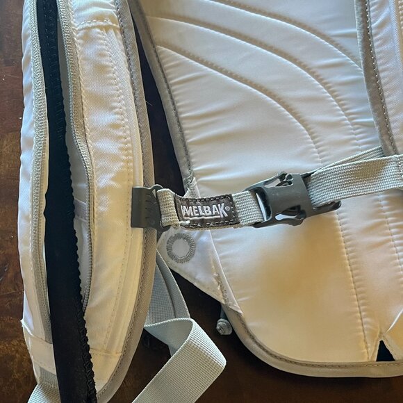 Small Cold Weather Women's White Camelbak Hydration Pack - Picture 4 of 5